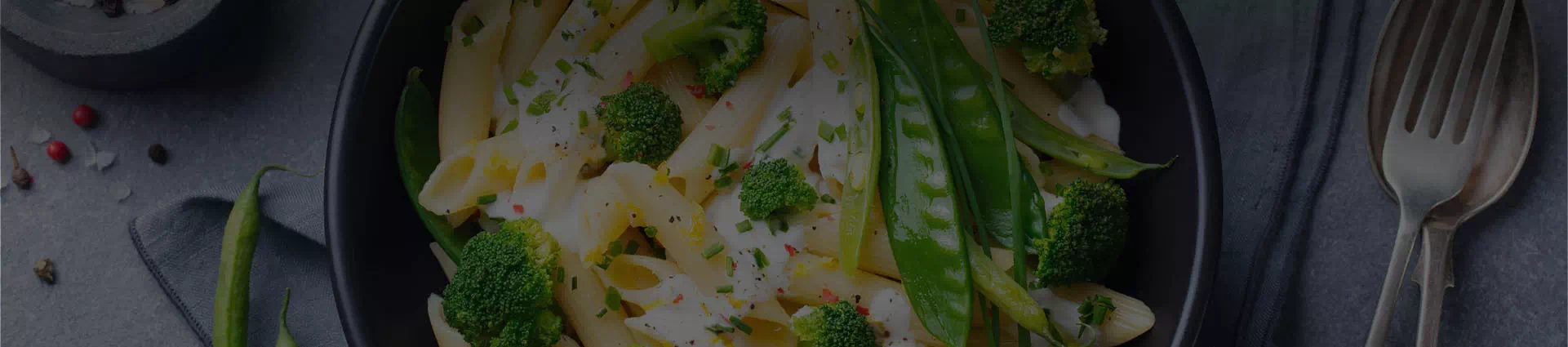 danie z makaronem brokułem i fasolką szparagową w sosie - Banner